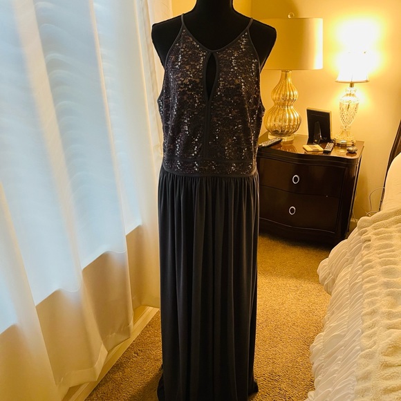 NW Women Dress - Picture 4 of 15